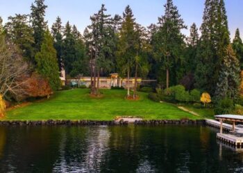 Jeff Bezos Sells $63M Waterfront Estate in Hunts Point, Setting New Record for Washington State