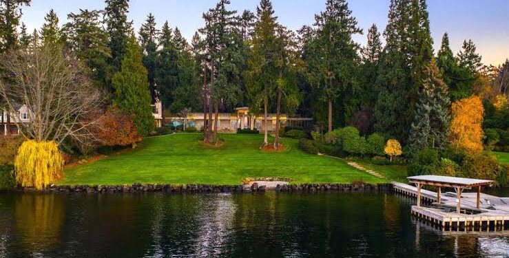 Jeff Bezos Sells $63M Waterfront Estate in Hunts Point, Setting New Record for Washington State