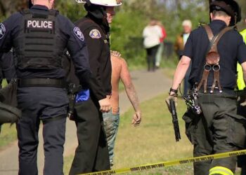 Firefighters Conduct Daring Rope Rescue of Man Stranded on Cliffside Near Seattle’s Magnolia Park