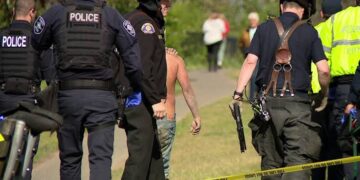 Firefighters Conduct Daring Rope Rescue of Man Stranded on Cliffside Near Seattle’s Magnolia Park