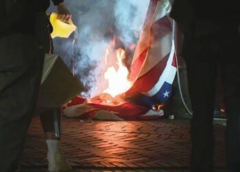 Protesters Burn American Flags Outside Seattle Federal Building in Anti-ICE Demonstration