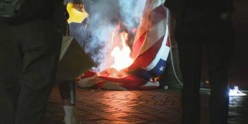 Protesters Burn American Flags Outside Seattle Federal Building in Anti-ICE Demonstration