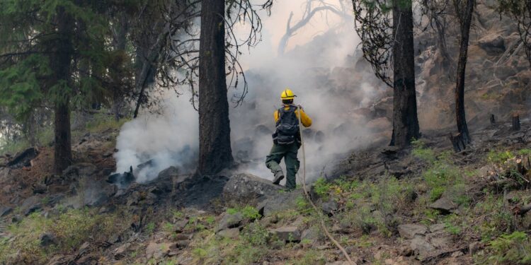 Oregon Wildfire Forces Over 1,000 from Homes as Flames Threaten Nearly 4,000 Structures