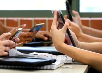 Northshore District Implements Comprehensive Student Phone Restrictions