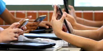 Northshore District Implements Comprehensive Student Phone Restrictions