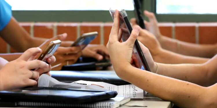 Northshore District Implements Comprehensive Student Phone Restrictions