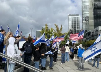 Bellevue Jewish Community Gathers to Mark Expected Release of Israeli Hostages from Hamas