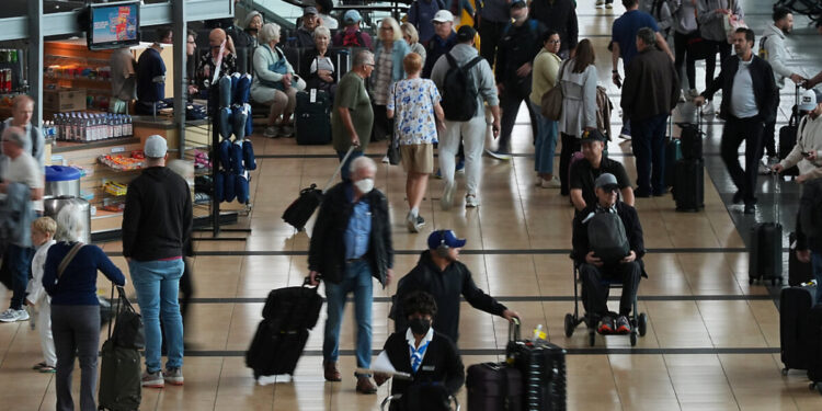 US Airlines Cancel Over 2,700 Flights Sunday as Shutdown Effects Intensify