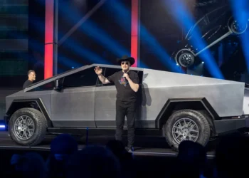 Musk Secures $1 Trillion Compensation Deal Binding Him to Tesla Through 2035