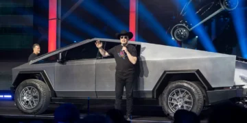 Musk Secures $1 Trillion Compensation Deal Binding Him to Tesla Through 2035