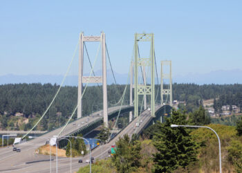 Two Teenagers Climb to Top of Tacoma Narrows Bridge, Shutting Down SR-16 for Nearly an Hour