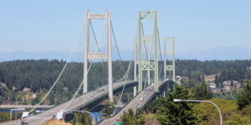 Two Teenagers Climb to Top of Tacoma Narrows Bridge, Shutting Down SR-16 for Nearly an Hour